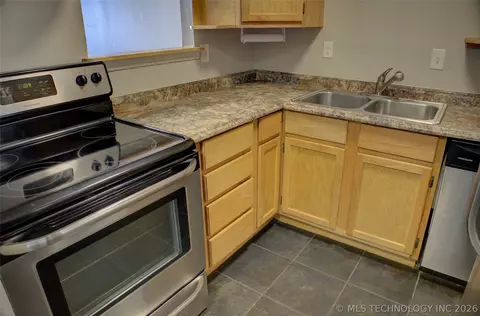 Kitchen - 1502 S Boulder Avenue 18k, Tulsa, OK 74119 photo 3 of 5