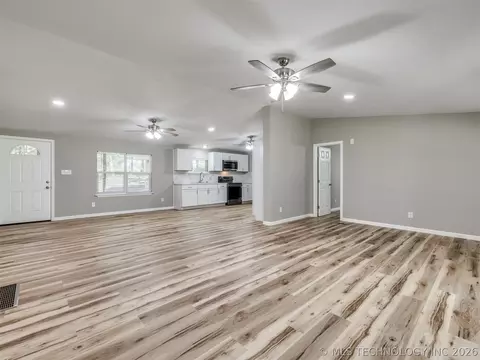 Living - 421065 E 1174 Rd, Eufaula, OK 74432 photo 2 of 3