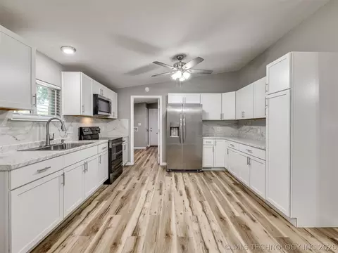 Kitchen - 421065 E 1174 Rd, Eufaula, OK 74432 photo 1 of 2