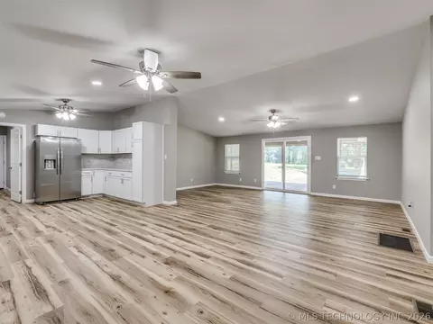 Living - 421065 E 1174 Rd, Eufaula, OK 74432 photo 1 of 3