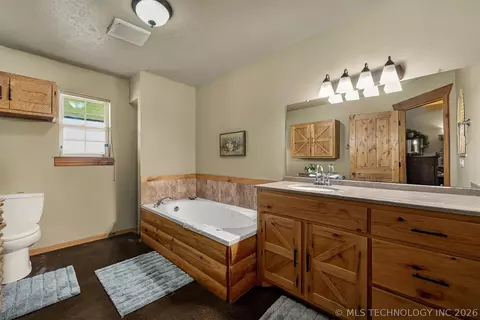 Bath - 25508 E 740 Rd, Wagoner, OK 74467 photo 1 of 3