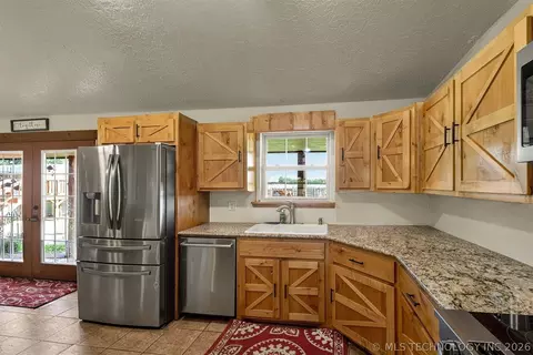 Kitchen - 25508 E 740 Rd, Wagoner, OK 74467 photo 4 of 5