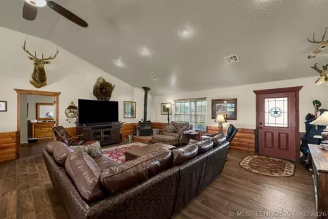 Living - 25508 E 740 Rd, Wagoner, OK 74467 photo 3 of 3