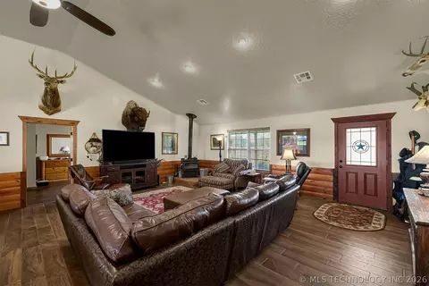 Living - 25508 E 740 Rd, Wagoner, OK 74467 photo 3 of 3