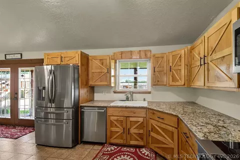 Kitchen - 25508 E 740 Rd, Wagoner, OK 74467 photo 4 of 5