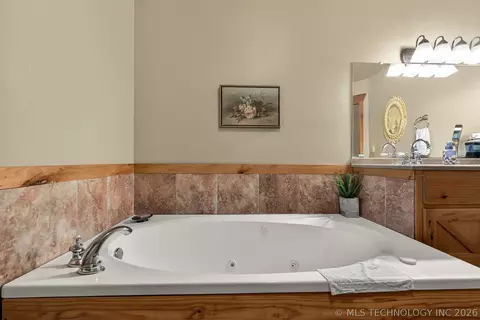 Bath - 25508 E 740 Rd, Wagoner, OK 74467 photo 2 of 3
