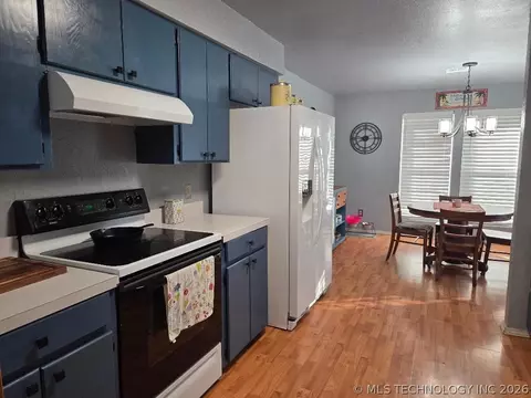 Kitchen - 15 Ridgeway Ln, Eufaula, OK 74432 photo 2 of 3