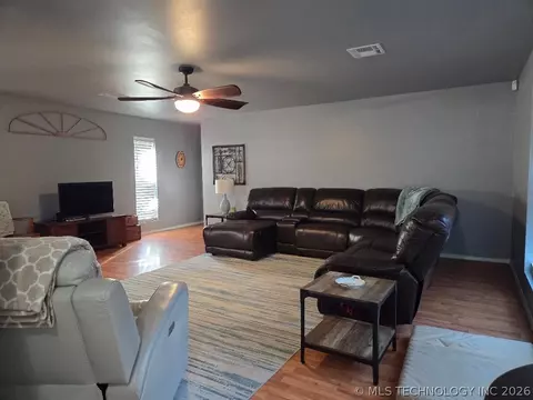 Living - 15 Ridgeway Ln, Eufaula, OK 74432 photo 2 of 2