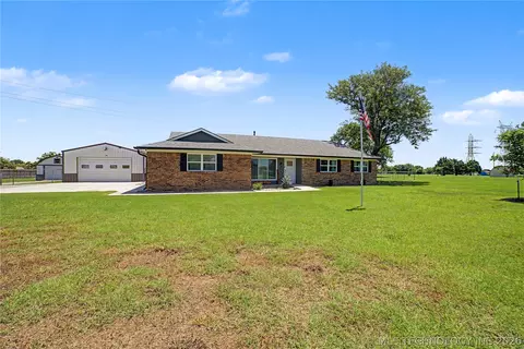 1120 S Sequoyah Dr, Oologah, OK 74053