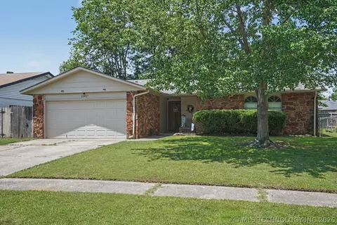 11827 E 62nd Pl, Broken Arrow, OK 74012