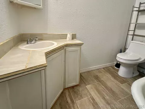 Bath - 410 E 2nd St, Stroud, OK 74079 photo 1 of 3
