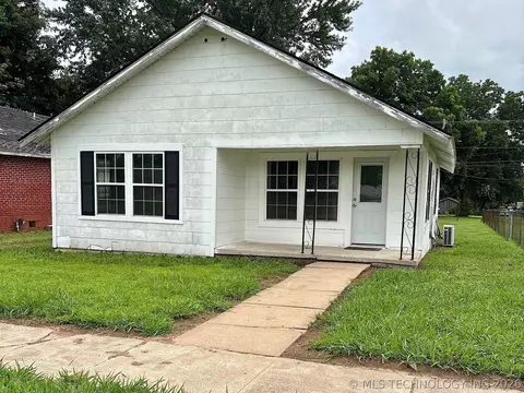 Exterior - 410 E 2nd St, Stroud, OK 74079 photo 7 of 10