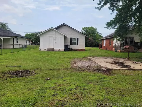 Exterior - 410 E 2nd St, Stroud, OK 74079 photo 3 of 10