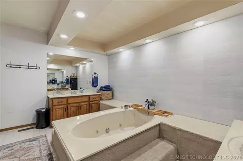 Bath - 6920 E 99th St, Tulsa, OK 74133 photo 3 of 5