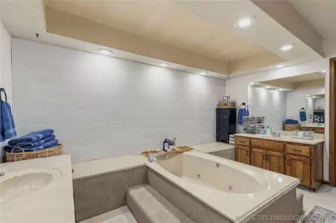 Bath - 6920 E 99th St, Tulsa, OK 74133 photo 4 of 5
