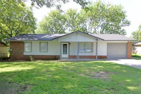 1004 NE 9th St, Wagoner, OK 74467