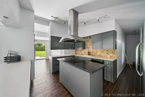 Kitchen - 2507 E Sidney Ave, Broken Arrow, OK 74014 photo 3 of 4