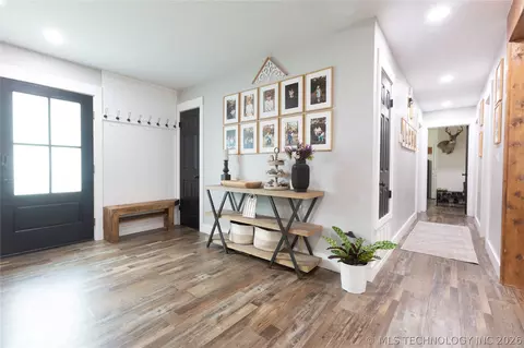 Entry Way - 804 E Pierce Ave, Mcalester, OK 74501 photo 4 of 8