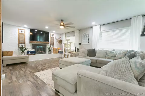 Living - 804 E Pierce Ave, Mcalester, OK 74501 photo 1 of 1