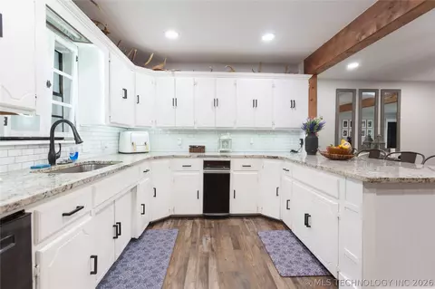 Kitchen - 804 E Pierce Ave, Mcalester, OK 74501 photo 4 of 7