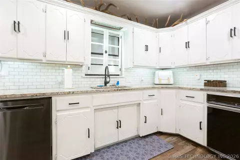 Kitchen - 804 E Pierce Ave, Mcalester, OK 74501 photo 6 of 7