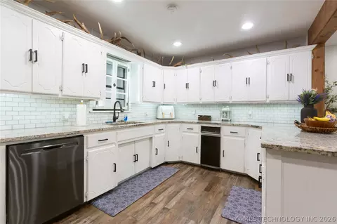Kitchen - 804 E Pierce Ave, Mcalester, OK 74501 photo 3 of 7