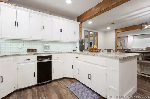 Kitchen - 804 E Pierce Ave, Mcalester, OK 74501 photo 5 of 7