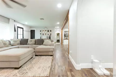 Entry Way - 804 E Pierce Ave, Mcalester, OK 74501 photo 1 of 8