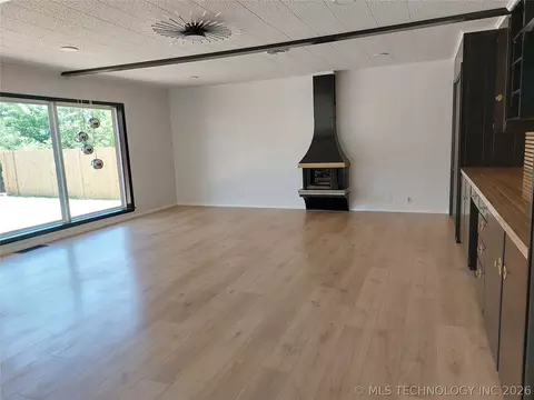 Living - 6604 E 26th Ct, Tulsa, OK 74129 photo 11 of 12
