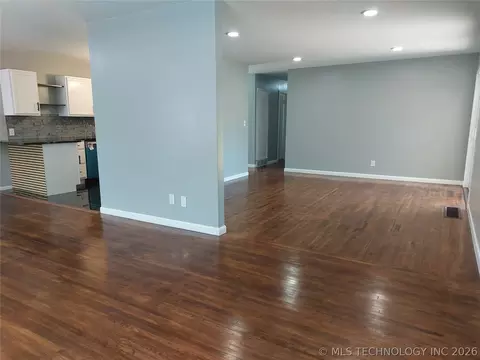 Living - 6604 E 26th Ct, Tulsa, OK 74129 photo 5 of 12