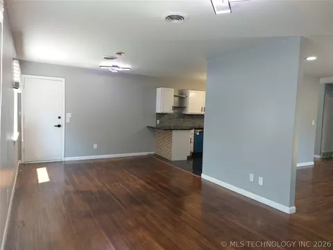 Living - 6604 E 26th Ct, Tulsa, OK 74129 photo 4 of 12