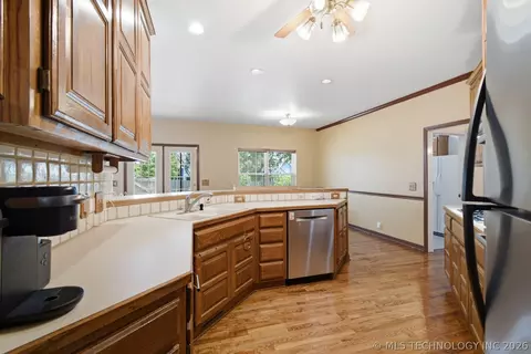 Kitchen - 10907 E 74th St, Tulsa, OK 74133 photo 2 of 2