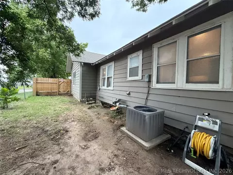 Exterior - 1002 E Walnut St, Cushing, OK 74023 photo 13 of 20