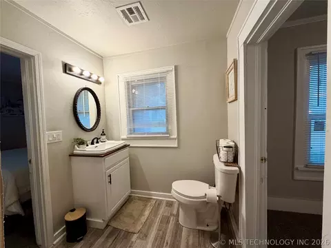 Bath - 1002 E Walnut St, Cushing, OK 74023 photo 2 of 7