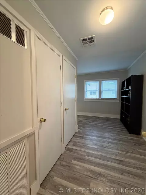 Entry Way - 1002 E Walnut St, Cushing, OK 74023 photo 2 of 5