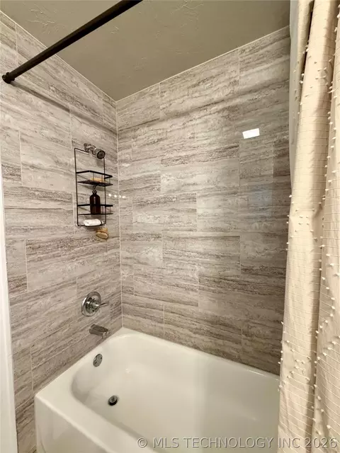 Bath - 1002 E Walnut St, Cushing, OK 74023 photo 5 of 7