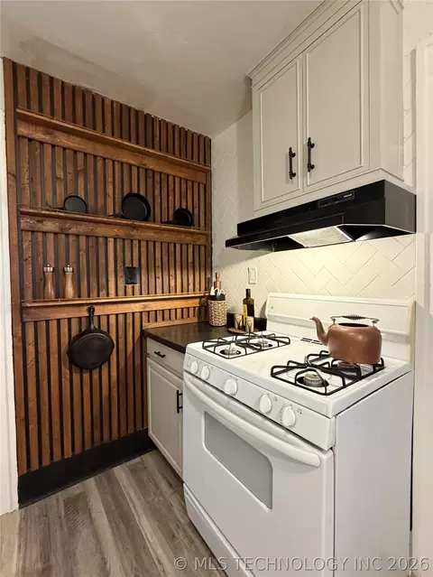 Kitchen - 1002 E Walnut St, Cushing, OK 74023 photo 5 of 5