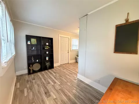Entry Way - 1002 E Walnut St, Cushing, OK 74023 photo 5 of 5