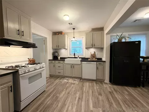 Kitchen - 1002 E Walnut St, Cushing, OK 74023 photo 1 of 5