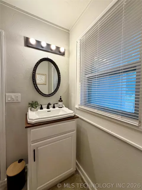 Bath - 1002 E Walnut St, Cushing, OK 74023 photo 3 of 7