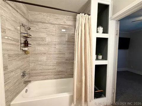 Bath - 1002 E Walnut St, Cushing, OK 74023 photo 6 of 7