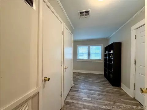 Entry Way - 1002 E Walnut St, Cushing, OK 74023 photo 3 of 5
