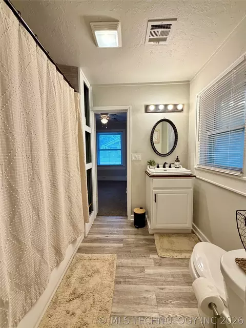 Bath - 1002 E Walnut St, Cushing, OK 74023 photo 1 of 7