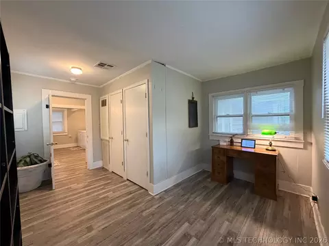 Entry Way - 1002 E Walnut St, Cushing, OK 74023 photo 4 of 5