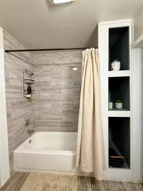 Bath - 1002 E Walnut St, Cushing, OK 74023 photo 4 of 7
