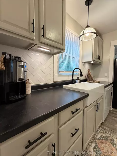 Kitchen - 1002 E Walnut St, Cushing, OK 74023 photo 2 of 5