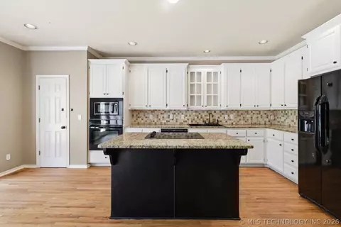 Kitchen - 8703 E 95th Pl, Tulsa, OK 74133 photo 1 of 2