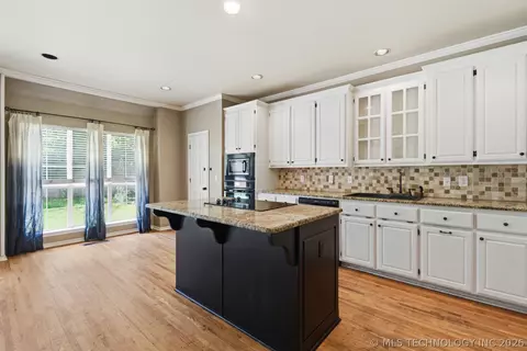 Kitchen - 8703 E 95th Pl, Tulsa, OK 74133 photo 2 of 2