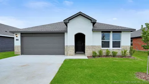 2107 E San Antonio St, Broken Arrow, OK 74011