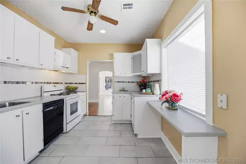 Kitchen - 1633 E 4th St, Tulsa, OK 74120 photo 2 of 4